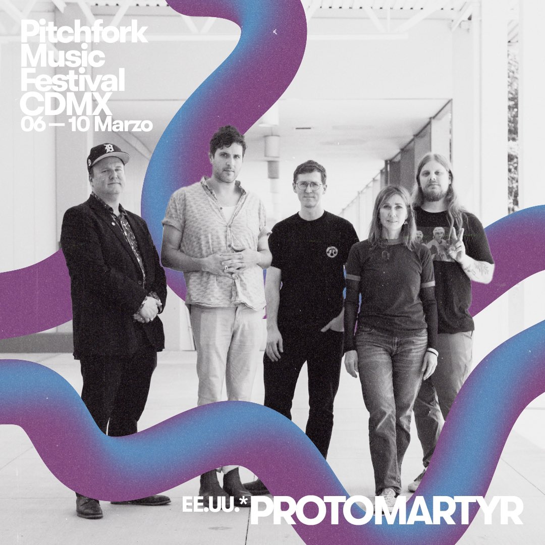 Protomartyr es una banda originaria de Detroit que fusiona elementos de punk rock con sonidos experimentales. Su música ha sido elogiada por su creatividad, honestidad lírica y capacidad de abordar temas actuales de forma original.