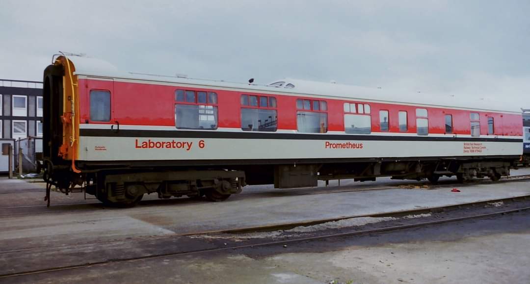 bowerbooks's tweet photo. RDB975422 at the RTC Derby, 12 July'87, converted at Swindon in 1978 from Mk1 BSK W34875 for BR Research as Laboratory 6 Prometheus, rated for 125mile/h.
Transferred to the DM&EE in the late 80s and re-designated as Test Car 5; it was scrapped in 2003.
#railvehicletesting https://t.co/uZTo0uceQp