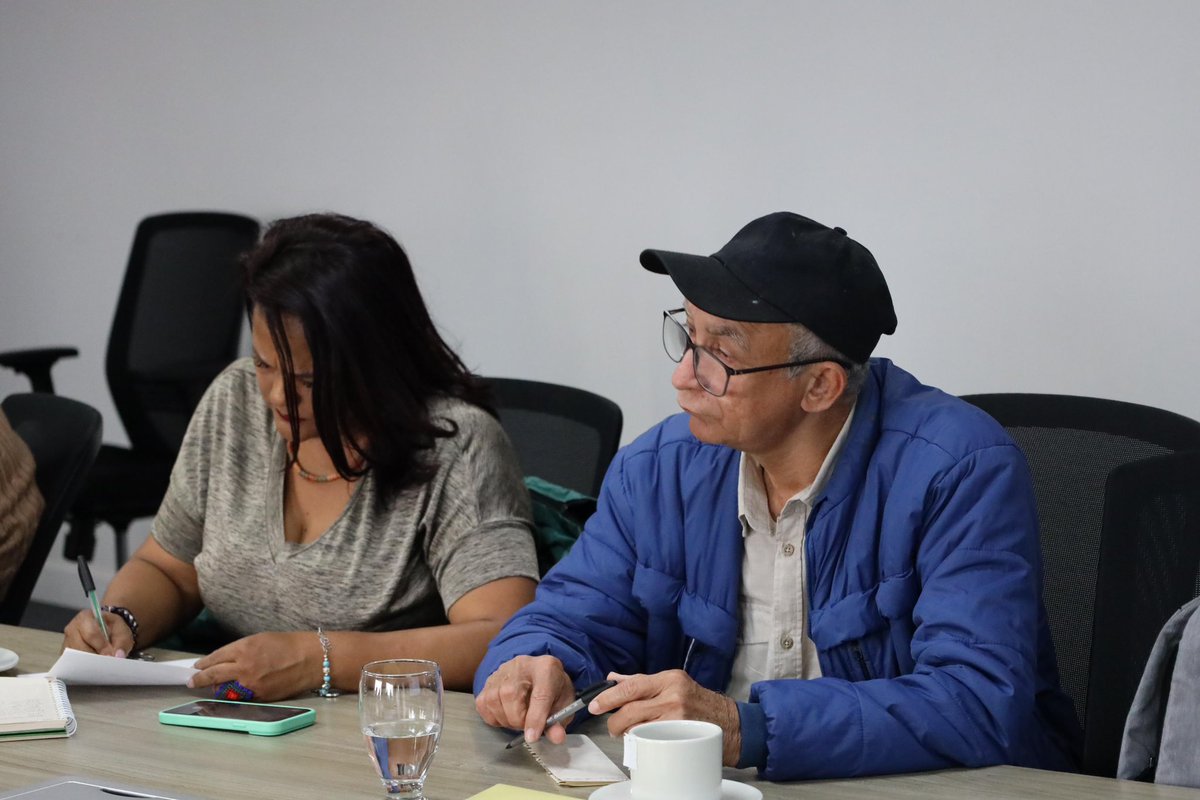LuzDanaLe's tweet photo. #AEstaHora junto a nuestro director @JorgeELondonoU nos reunimos con Asociaciones Campesinas para socializar la estrategia Comunidad Campesina a través del programa SENA Emprende Rural y, así, construir juntos mayores oportunidades para el campo 👩🏻‍🌾🧑🏿‍🌾#GobienodelCambio https://t.co/NkTSNfMdED