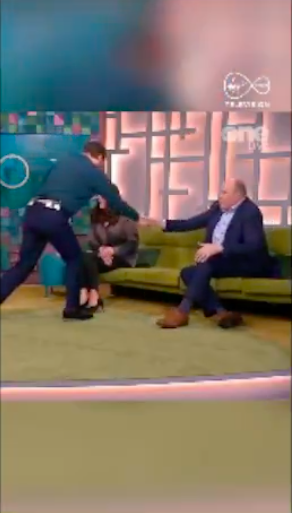 MiseKatie's tweet photo. Two men, shaking hands over a shared 'hatred' of the Irish language in front of 
(i)a woman who is learning the language again, and 
(ii)a native speaker, living in a Gaeltacht area and raising her children through Irish

Would this be acceptable behaviour for any other minority? https://t.co/siIZ6O1n8U