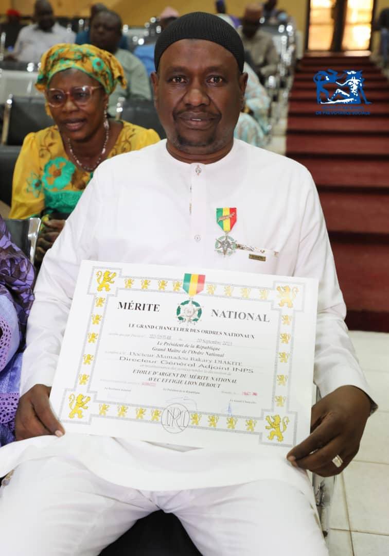 #INPS : Un honneur bien mérité !
Le Dr. Mamadou Bakary DIAKITÉ, Directeur Général Adjoint de l’INPS, reçoit la #médaille du Mérite national avec l’Effigie Lion Débout. Félicitations pour cet exemple d’engagement et de dévouement envers notre #nation.