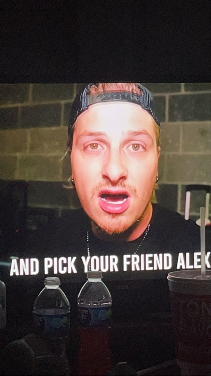 KateDarhk11's tweet photo. I walked back into my room and caught this on the screen and said out loud โ man thatโs a beautiful dudeโ and my grandma said who!? Who?! ๐ #ProjectFearYT https://t.co/eVywX0U4Ib