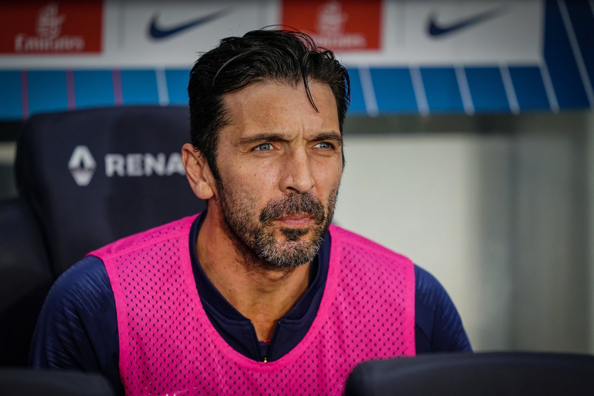 _BeFootball's tweet photo. 🚨 Gianluigi Buffon tacle le PSG et sa direction :
« À chaque fois, je me demandais : 'Comment se fait-il qu'ils ne gagnent pas la LDC là-bas ?' Je me disais que c'était incompréhensible et puis en vivant toute l'année sur place, j'ai compris pourquoi. »
« À la Juve, je pensais que nous étions les meilleurs du monde, puis j'ai vu tous ces joueurs ensemble à Paris : Neymar, Mbappé, Verratti ou encore Marquinhos et Thiago Silva... Mamma mia !
Si nous les avions transférés à Turin, on aurait gagné quatre fois la Ligue des champions d'affilée »
(BSMT)