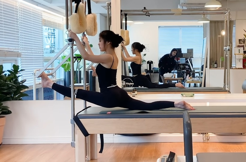 StarlightSomnia's tweet photo. I guess it was about time for the pilates duo comeback 😎💪
#InsomniaSelcaDay | #ISSD | #Gahyeon | #Dreamcatcher https://t.co/CqUT4zMUOH