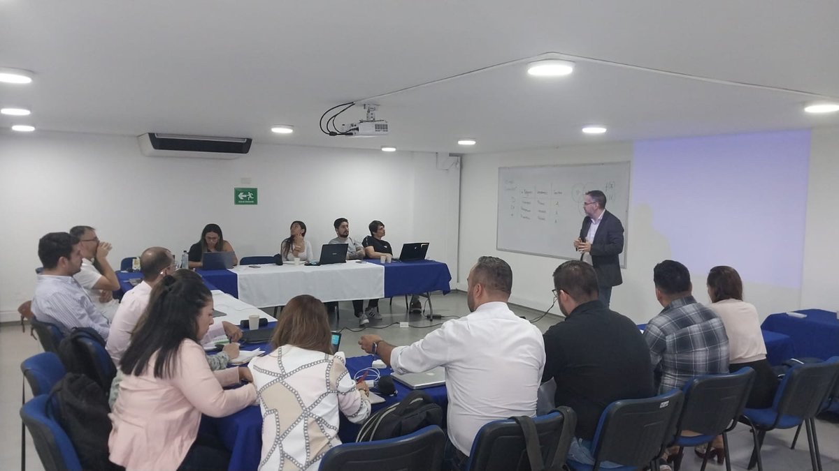 CCManizales's tweet photo. Entrenamiento al equipo interno de las empresas en 👉 liderazgo estratégico 👇👇 “Transformación digital y mejora en la gestión de la estrategia comercial de nueve empresas del Clúster de Proveedores de Servicios de Marketing - Empathy”✅  @ColombiaProductiva @AlcaldiaManizales https://t.co/8XNCsJ6S3C