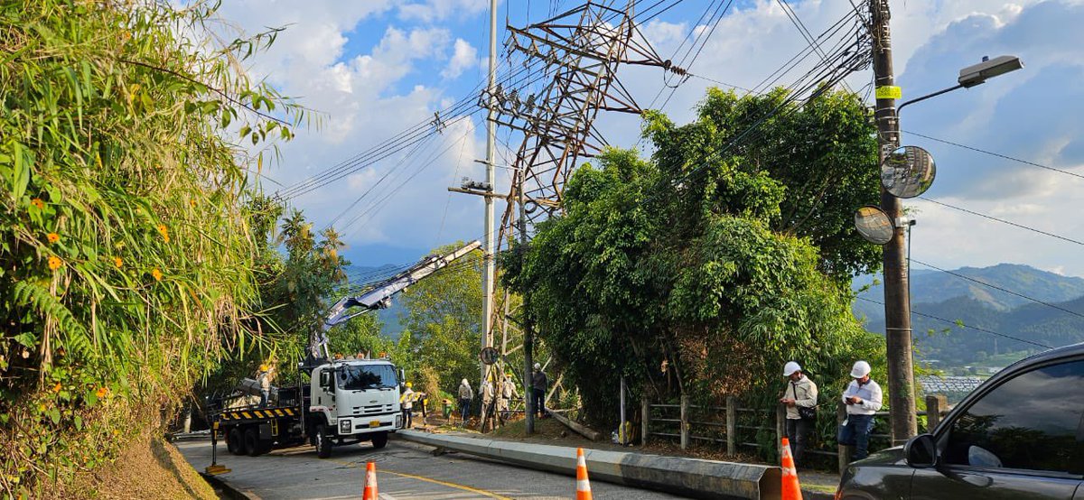SecMovilidadMzl's tweet photo. #AEstaHora
Continúan las labores de @CHECgrupoEPM en la torre de energía ubicada en la vía #AltoDelPerro, por esta razón persiste el cierre en la zona.
Conductor, toma rutas alternas. https://t.co/Kff66GA3nj