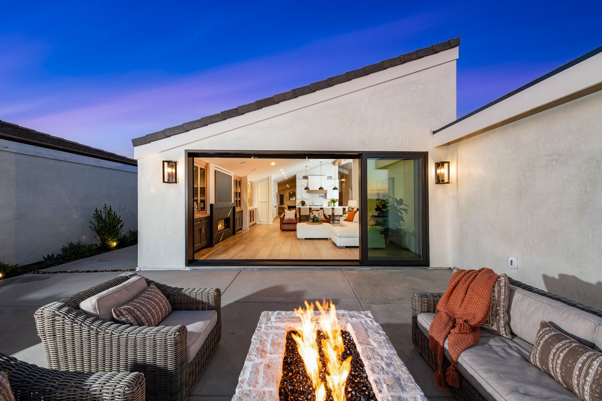 During these cold winter days, nothing beats ending your day curled up next to a cozy fire. 

📷: @leighannrowe