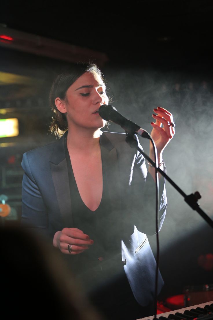 Si te falta qué escuchar...
TE RECOMENDAMOS a #NadineShah quien está próxima a sacar #nuevodisco
pero su último sencillo se llama Greatest Dancer ¡¡y es un joya!!