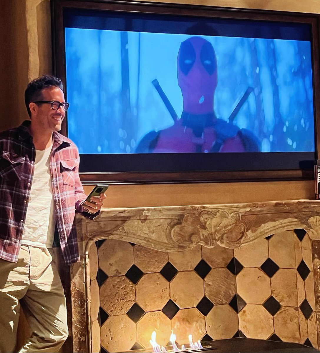 TheTopComics's tweet photo. Ryan Reynolds debe de sentirse muy orgulloso de lo que ha logrado con Deadpool ❤️ https://t.co/w6osnTt1I7