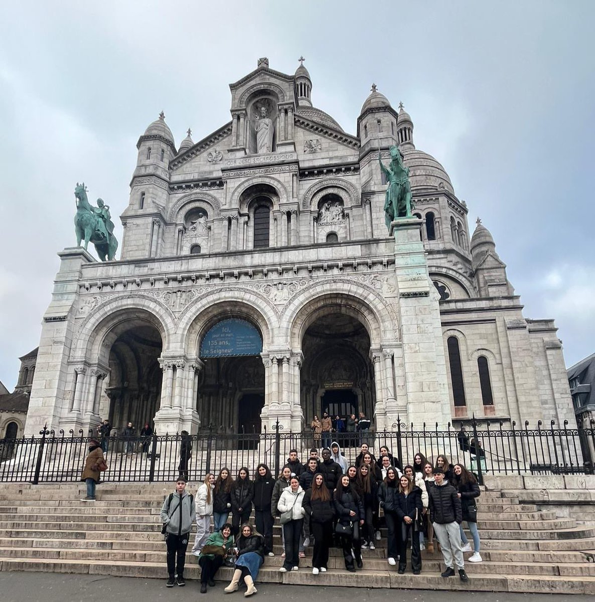 IES_M_Falla's tweet photo. 🇫🇷 ¡Viaje a PARIS ! 🇫🇷 

Los alumnos de #4ESO y #1Bto que cursan francés han viajado a París.

Durante su estancia(4  días), los alumnos tuvieron la oportunidad de disfrutar de la visita al museo del Louvre, la torre Eiffel, el arco del Triunfo, Montmatre, el Sagrado Corazón. https://t.co/qrY2pItCtC