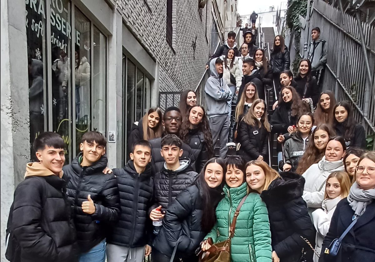 IES_M_Falla's tweet photo. 🇫🇷 ¡Viaje a PARIS ! 🇫🇷 

Los alumnos de #4ESO y #1Bto que cursan francés han viajado a París.

Durante su estancia(4  días), los alumnos tuvieron la oportunidad de disfrutar de la visita al museo del Louvre, la torre Eiffel, el arco del Triunfo, Montmatre, el Sagrado Corazón. https://t.co/qrY2pItCtC