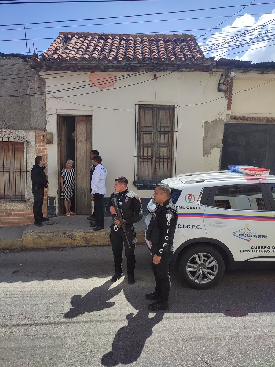 RobertLobo_'s tweet photo. #ATENCION Hace pocos minutos una comisión del CICPC se acercó hasta mi residencia, en virtud del vídeo que publiqué ayer dónde un jovencito era arremetido a bombazos de agua. Se encuentran investigando al respecto. https://t.co/iDjU89eLHe