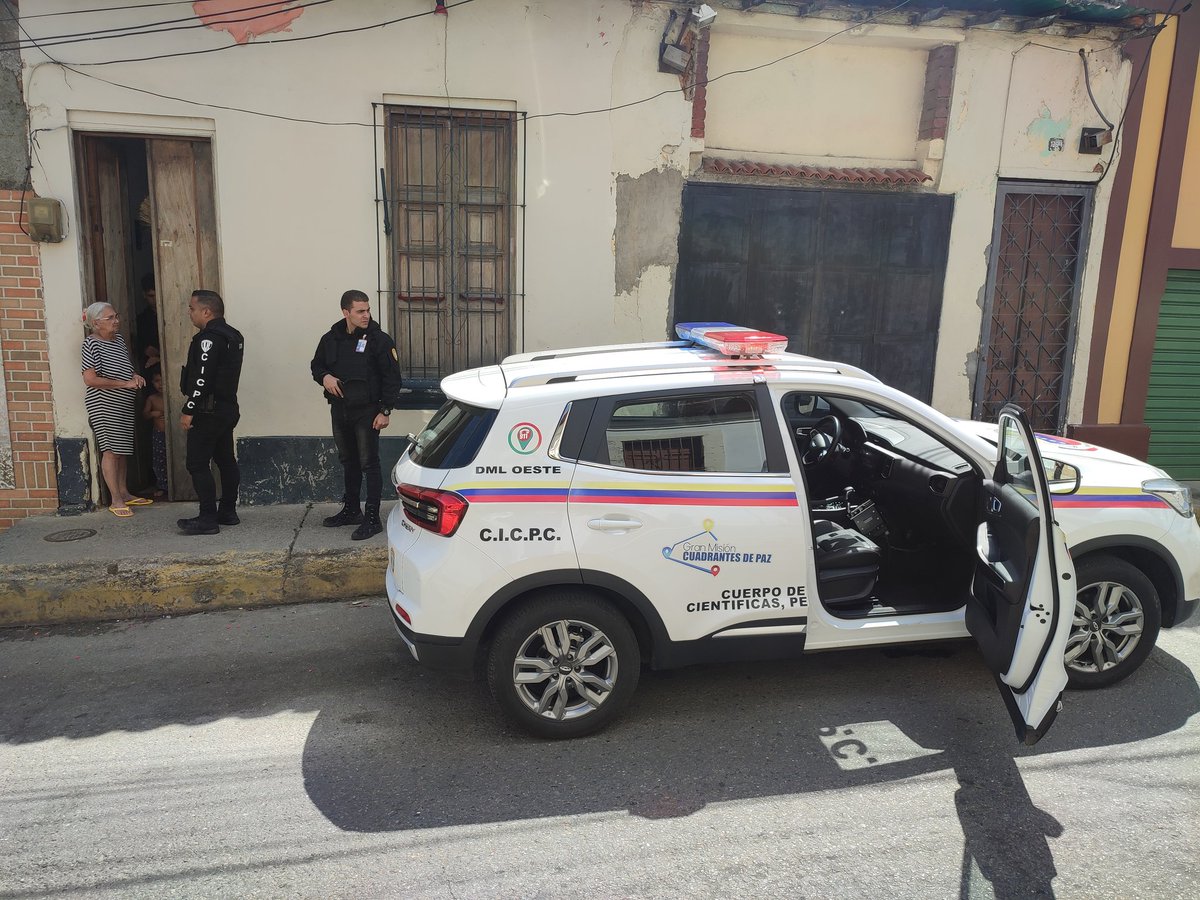 RobertLobo_'s tweet photo. #ATENCION Hace pocos minutos una comisión del CICPC se acercó hasta mi residencia, en virtud del vídeo que publiqué ayer dónde un jovencito era arremetido a bombazos de agua. Se encuentran investigando al respecto. https://t.co/iDjU89eLHe