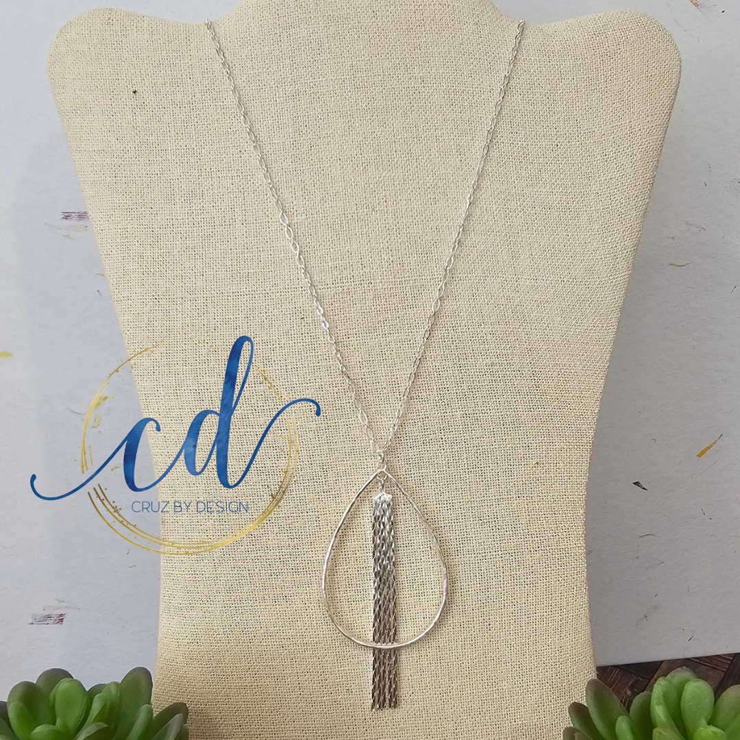 Our teardrop necklace with the hammered look is the missing piece to complete your outfit. ✨

#blingbling #necklace #boutiquejewelry #boutiqueshopping #inspiration #photooftheday #dunedinboutique #dunedinshopping #palmharborboutique #palmharborshopping #shoplocal #shopsmall