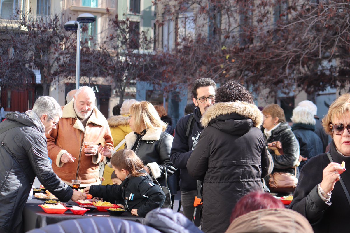 recercoop's tweet photo. 📍A la plaça Fius i Palà, que va acollir el vermut de després de la festa, hi vam muntar un punt d'informació i recollida de dades de persones interessades

✍🏼 Van apropar-s'hi desenes de persones!

#FestadeRecer #FestedeRecer #cooperativadeconsum #acompanyamentveïnal #recercoop https://t.co/HhpSRG3dPs