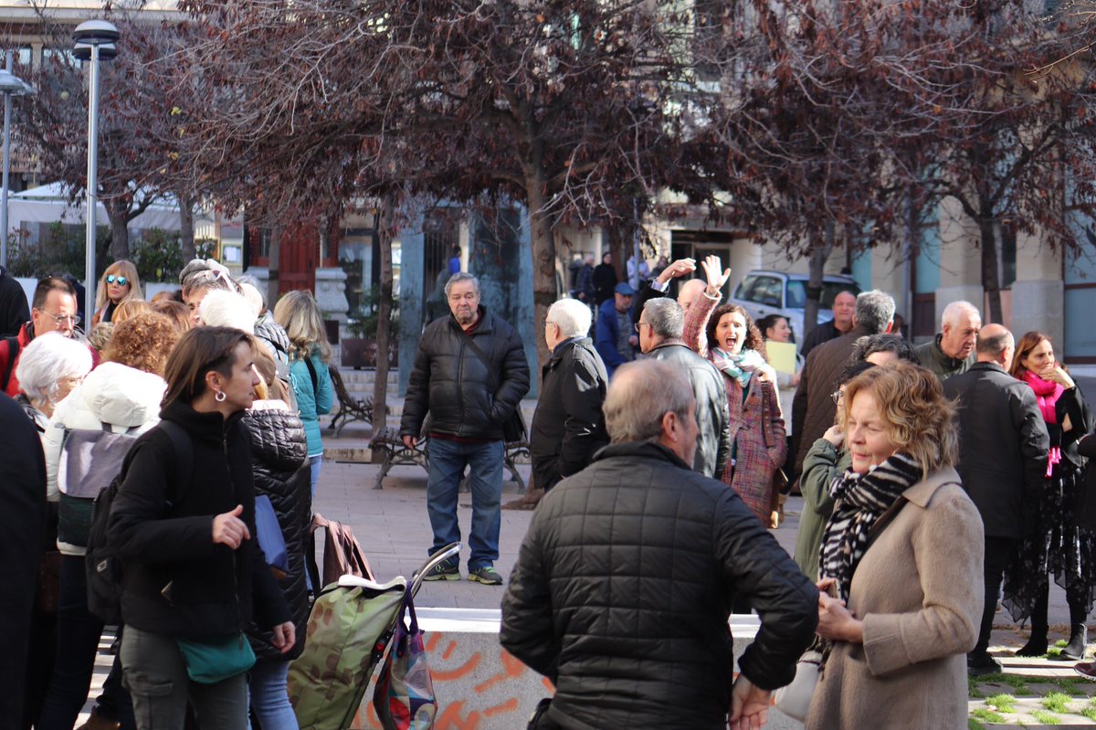 recercoop's tweet photo. 📍A la plaça Fius i Palà, que va acollir el vermut de després de la festa, hi vam muntar un punt d'informació i recollida de dades de persones interessades

✍🏼 Van apropar-s'hi desenes de persones!

#FestadeRecer #FestedeRecer #cooperativadeconsum #acompanyamentveïnal #recercoop https://t.co/HhpSRG3dPs