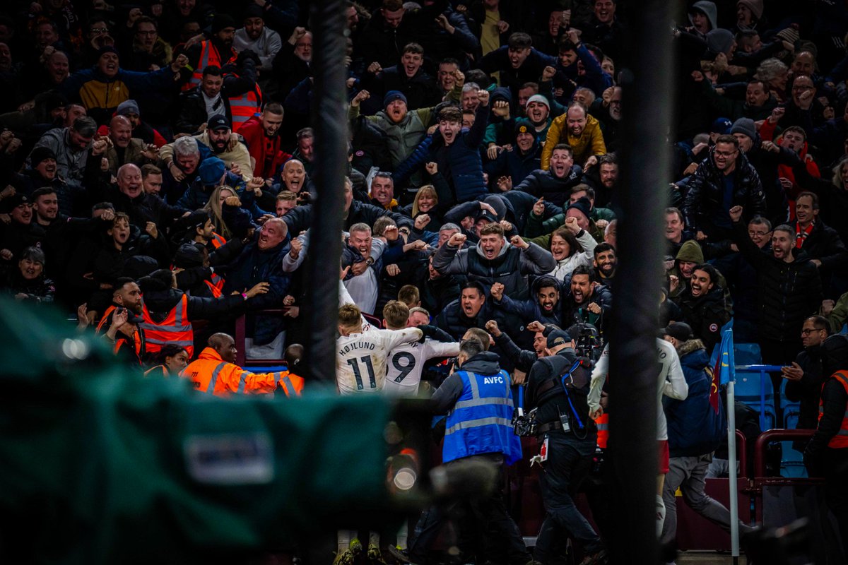 djreallyone's tweet photo. This is Picture perfect moment right here ! not a smart phone in sight 

Fans living the moment 😍 https://t.co/4GU6b9BxXW