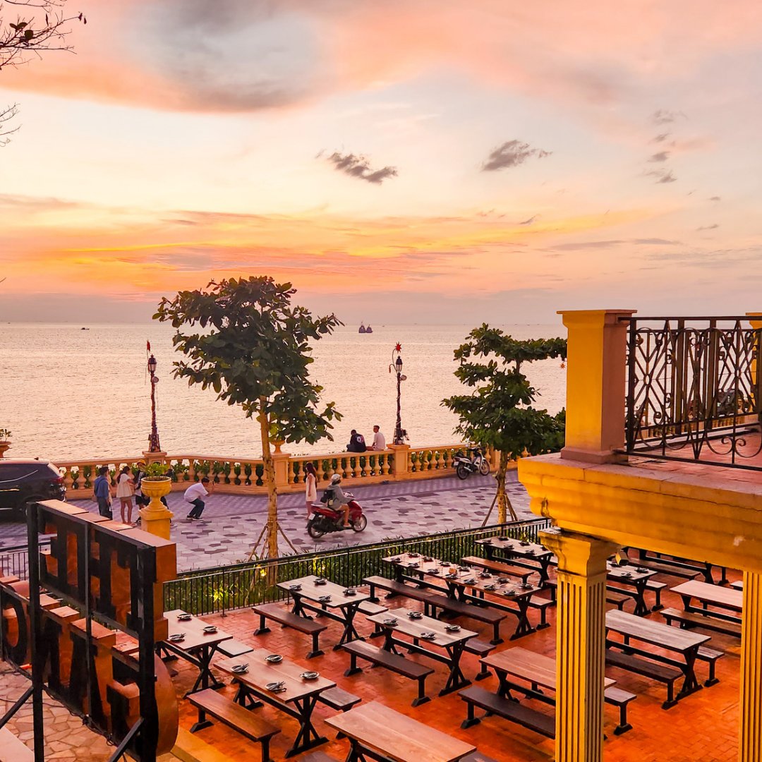 FoleyExploring's tweet photo. The weirdest place we've been?
A false town 💁
📍Sunset Town, Phu Quoc, Vietnam
#travelvietnam #sunsettown #phuquocisland #phuquoc #emptytown #movieset https://t.co/EmemguzaIP