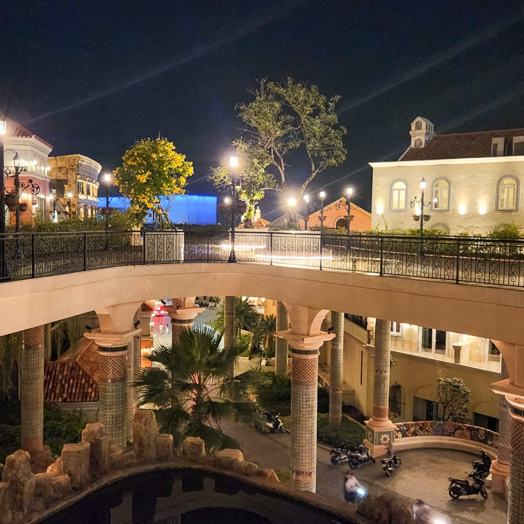 FoleyExploring's tweet photo. The weirdest place we've been?
A false town 💁
📍Sunset Town, Phu Quoc, Vietnam
#travelvietnam #sunsettown #phuquocisland #phuquoc #emptytown #movieset https://t.co/EmemguzaIP