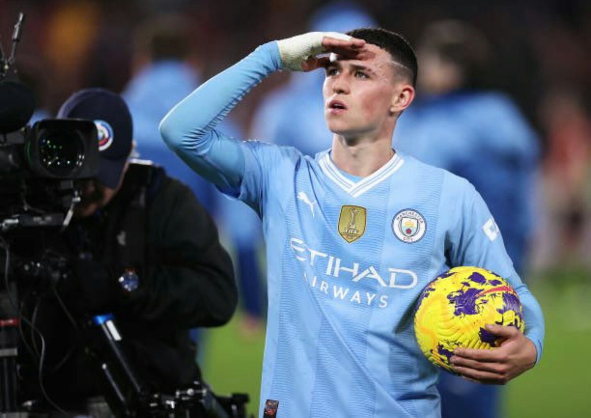 Phil Foden looking for Saka, Palmer and Rashford's Premier League hat-trick. He couldn't find it 😭😭😭