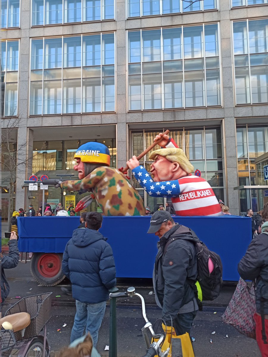 A_Glagow's tweet photo. Bissige Mottowagen treffen auf ausgelassene Stimmung beim Düsseldorfer Rosenmontagszug #helau #jaquestilly #düsseldorf #Rosenmontag https://t.co/RGFdBw0yZq