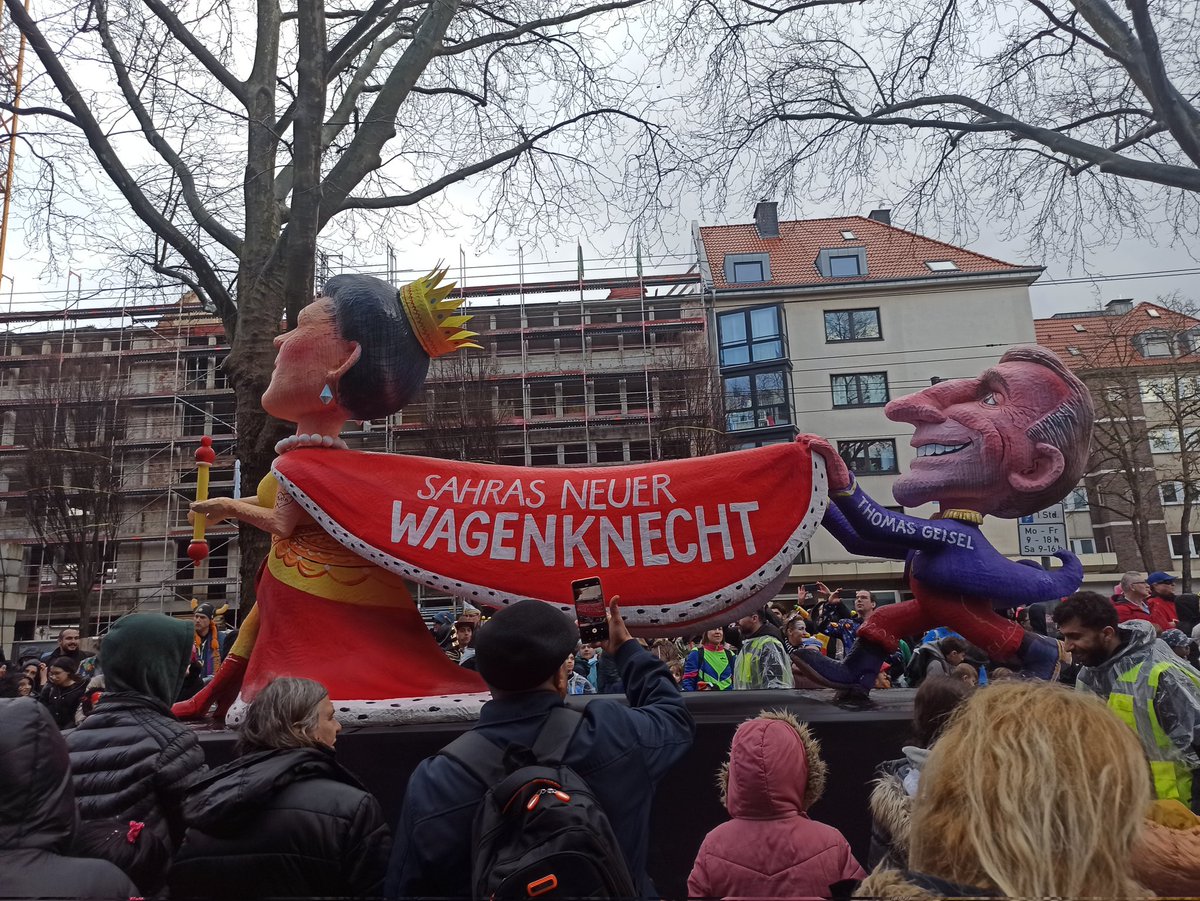 A_Glagow's tweet photo. Bissige Mottowagen treffen auf ausgelassene Stimmung beim Düsseldorfer Rosenmontagszug #helau #jaquestilly #düsseldorf #Rosenmontag https://t.co/RGFdBw0yZq