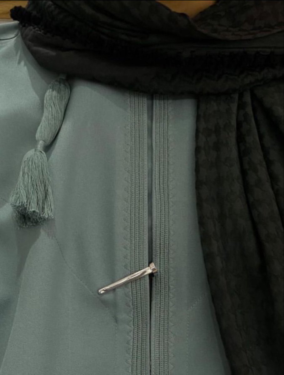 خَيالٍ اللَّيْلِ يَسْكُنُ في رَوَايَا
وَخَيْل الصَّمْتِ تَصْهَلُ فِي دُجَايا
صُرَاخُ إلَاهٌ يَصْخَبْ فِي فُؤَادِي
وَكُل الْحُزْن يُخْلَقُ من أُسَايا
سُؤَال كَشْرٌ الأَنيابِ نَحْوِي
وَيَسْأَلُني بِعُنْفٍ مِنْ أَنَايا
يُعَاتِبُنِي وَيُدْنِينَي بِمَاذَا
ويسْأَلُ من أنا ولما حَنَايَا