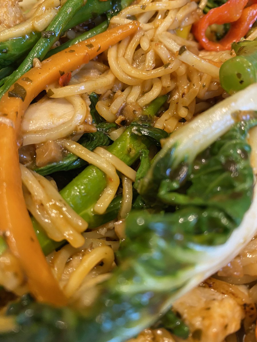 Kapowsauce's tweet photo. Stir fry veggies noodles with twisted glaze sauce tonight. #meatlessmondays https://t.co/WgS6cYHchL