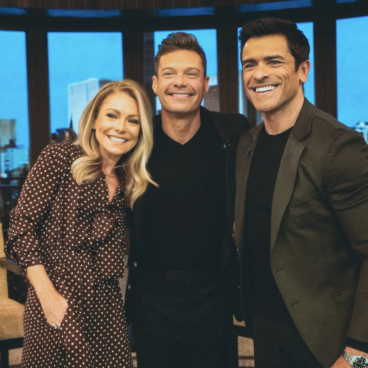 RyanSeacrest's tweet photo. A New York minute. It was great to be back at @GMA and @kellymarklive to talk about the exciting next season of #Idol 

Don’t miss the #AmericanIdol premiere this Sunday 8/7c on ABC, stream on Hulu https://t.co/ABn8lxqD5A