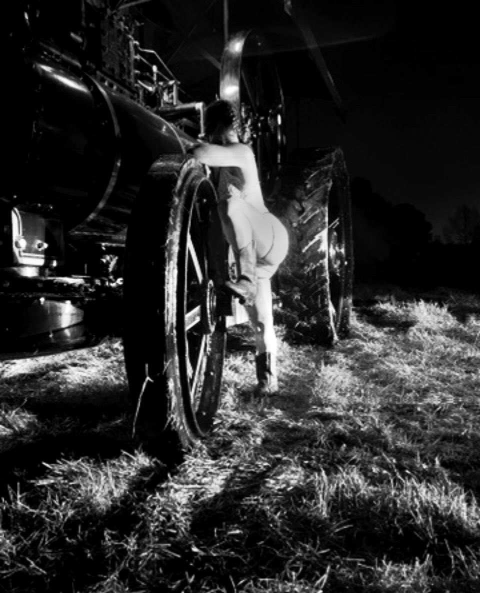 ploughing_pixie's tweet image. Bio to see rest of photos from this shoot
Aas a proper good laugh doing these

These was taken at a small classic tractor show