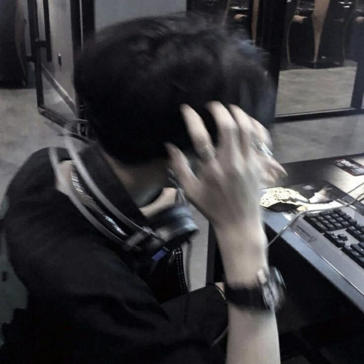 itsmediocre's tweet photo. • Amerta #Jongdok #Joongdok au

一 「 Lantas persetan dengan rasional yang tertawa, aku hanya ingin kita dipertemukan secara sederhana,-bukan terllilit benang merah kusut yang entah dimana ujungnya 」 https://t.co/vhZGcHW4Fc