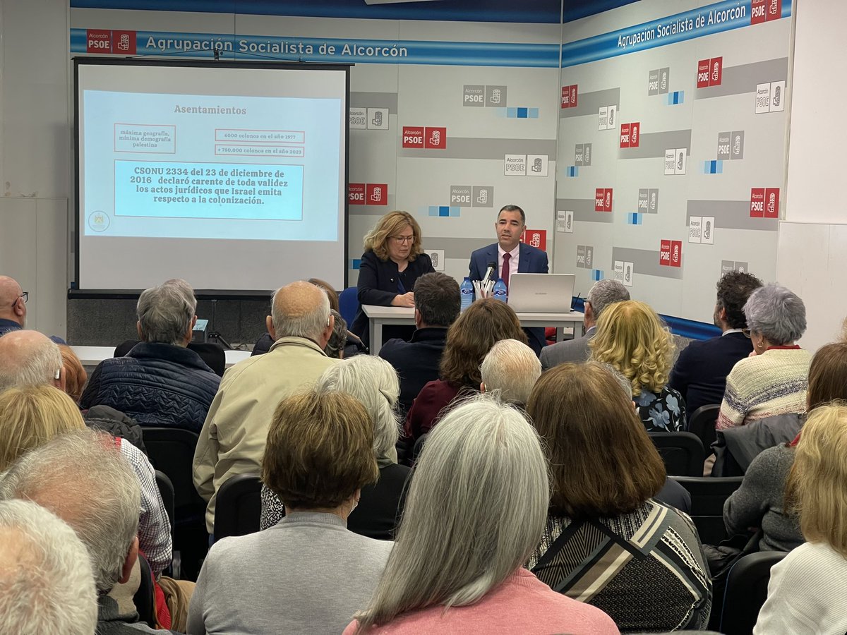 psoealcorcon's tweet photo. 🔴Con un silencio estremecedor hemos escuchado el testimonio de Khaldun Almassri Primer Secretario de la Embajada Palestina  🇵🇸 en España 🇪🇸 sobre la situación que se esta viviendo en Gaza por los ataques injustificados contra la población civil por el ejército israelí.
#Alcorcón https://t.co/LsgLMaVH36