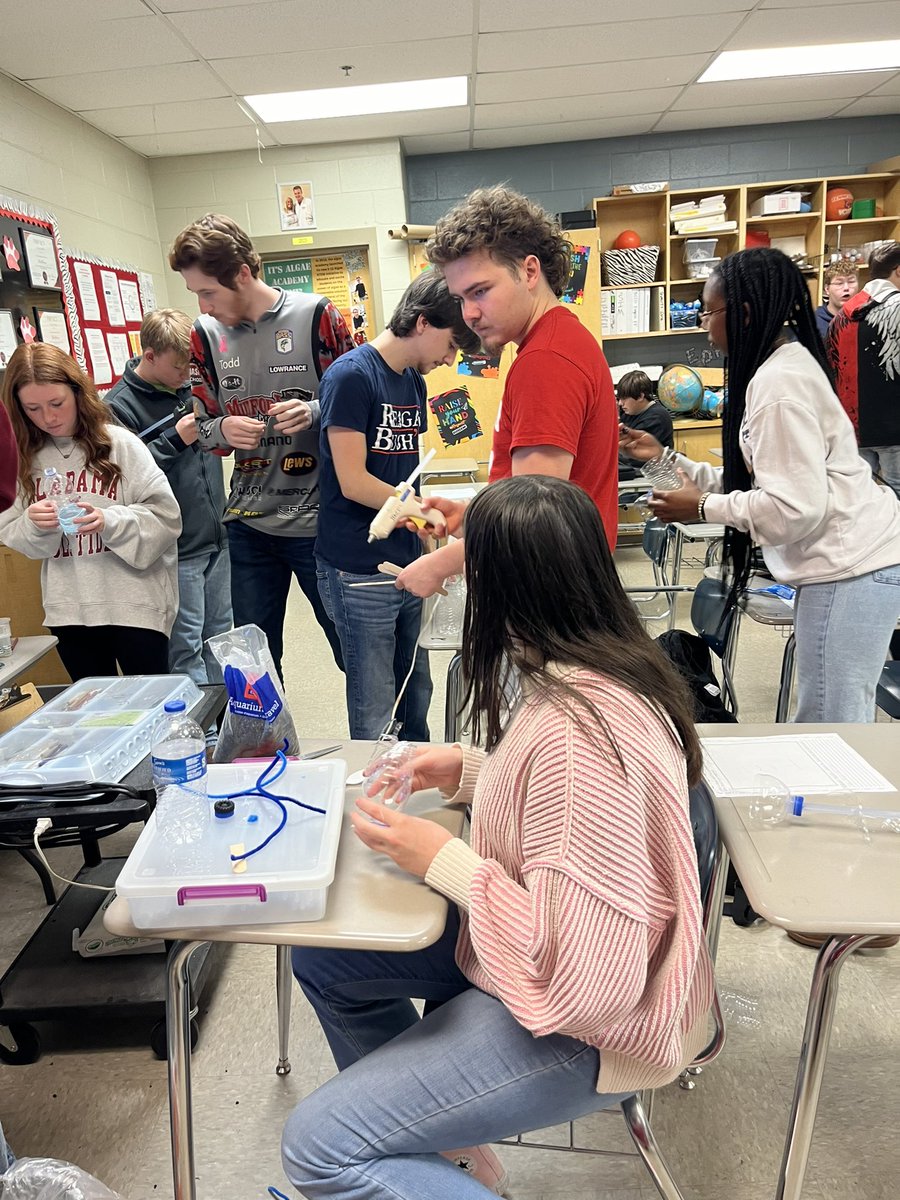 BethBowersMHS's tweet photo. Water Bottle PBL in full effect @MunfordHigh engineering design process makes for productive chaos #PBL #forewardEver https://t.co/6N5xkMWXGi