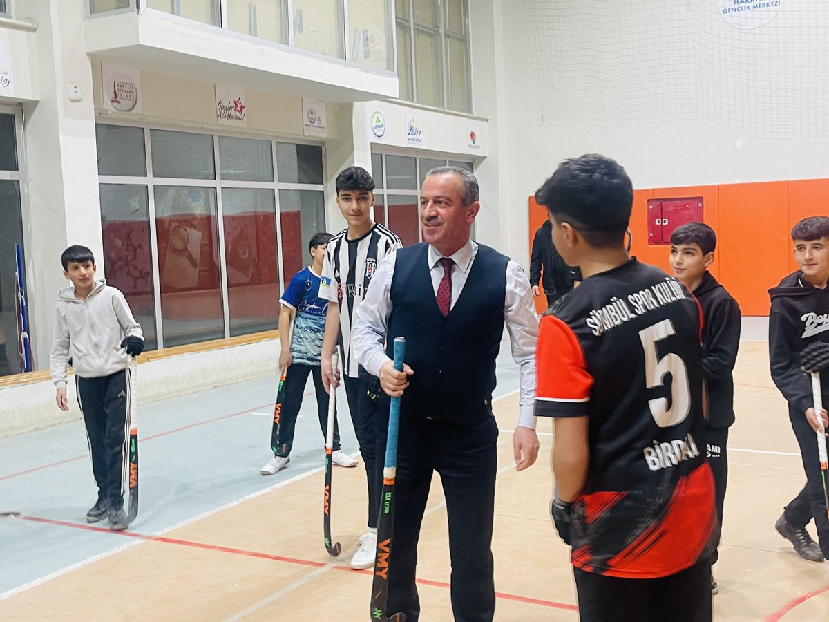 📍Hakkari

✅ Hokey Takımımızla Dostluk Maçı 🏑

“Sporun toplumsal barışa katkı sağlayan pozitif gücüne inanıyoruz.”

Antrenman esnasında Türkiye 2. Ligde mücadele eden Hakkari Hokey Takımımızı ziyaret ettik.

Birbirinden yetenekli sporcularımızla kıyasıya bir dostluk maçı