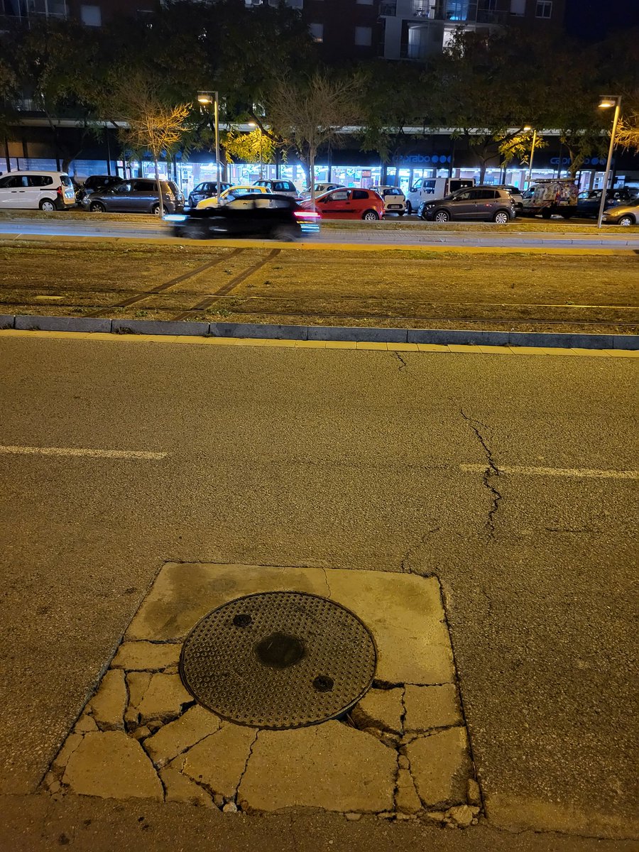 Reial104's tweet photo. @santjustcat @ginapol @joanbasaganyas demanem si us plau una actuació urgent a la crta.Reial alçada Caprabo -Toyota per adequar les malmeses clavegueres que generan un constant fort soroll al pas dels vehicles , a la vegada que un perill pels vehicles. Cal manteniment aquesta via https://t.co/TvnwAlCC65