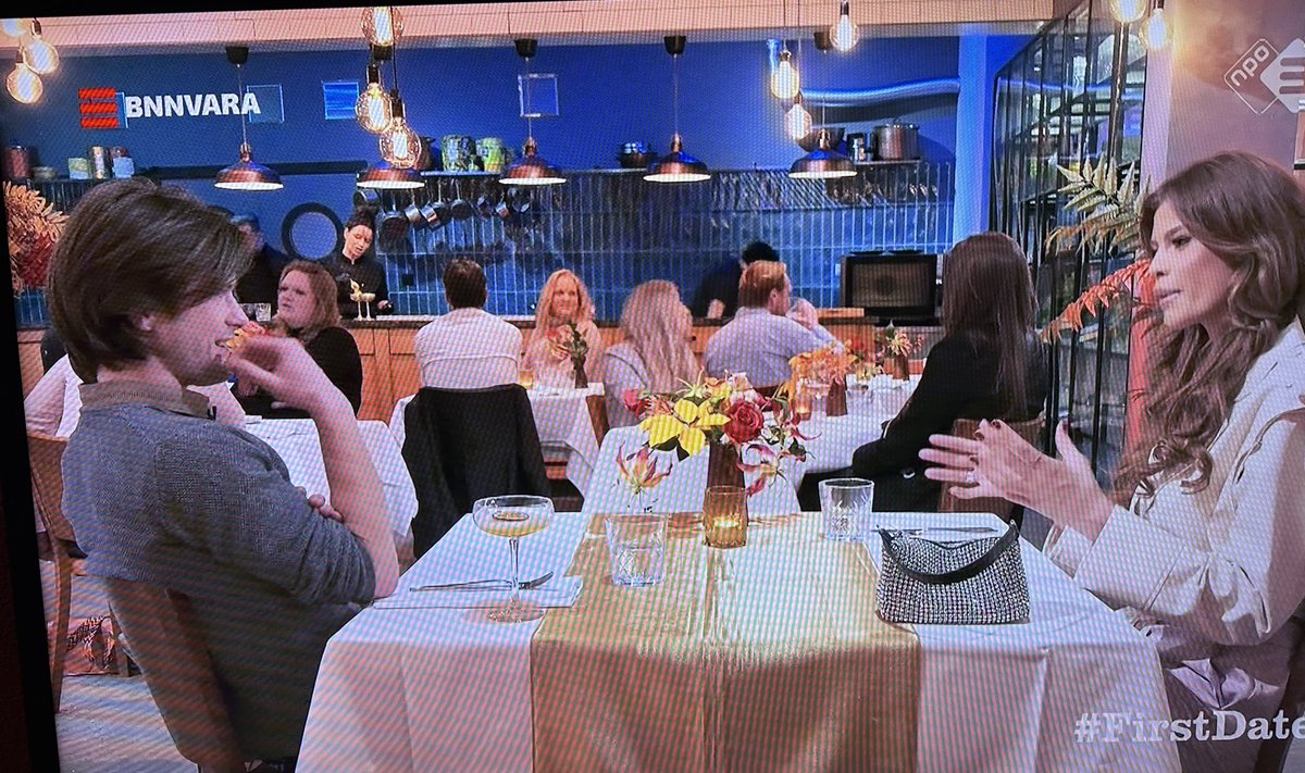 Scorpio1164's tweet photo. Omg… zet de tv aan, terwijl mn flammküchen ondertussen in de oven staat.
#FirstDates: n leuke student geschiedenis&amp;barkeeper denkt “bingo” te hebben met zn date #Rikkie Wat hij nu nog niet weet is dat dit #RikkieKollé is 🙄 
Blij dat ik mijn jeugd in de jaren 80 heb doorgebracht https://t.co/Mh7T7qOepG