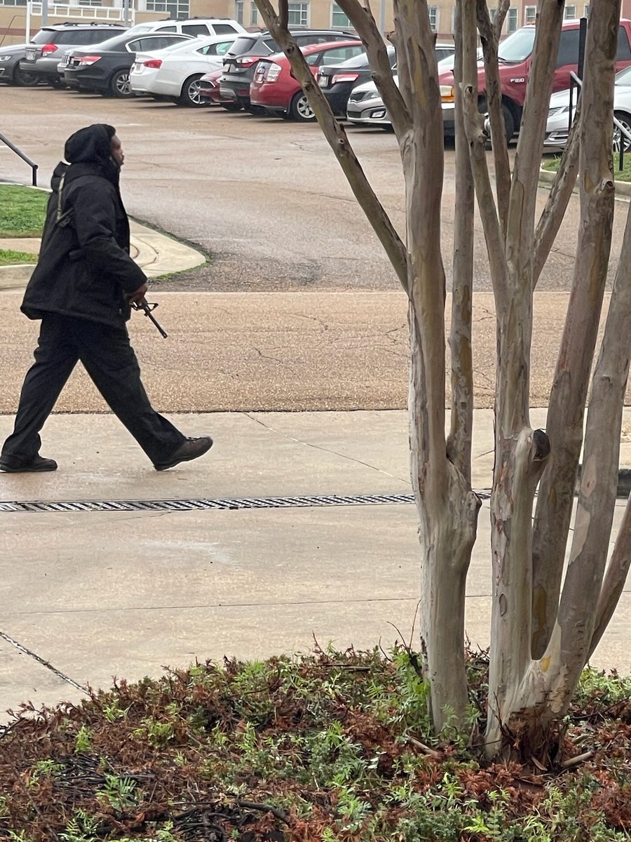 #BREAKINGNEWS: Jackson State has issued another 'Shelter in Place' alert for authorities to conduct a campus sweep. trib.al/jiH4rPS
