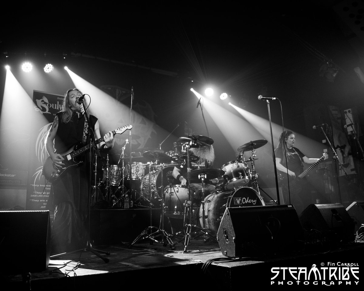 Soulweaverband's tweet image. Awesome photos by 
@FinCarroll of @SteamtribePhotography📸from an amazing night last Friday at Leo&apos;s Red lion Gravesend supporting Legends Praying Mantis who were superb. 
@troymantis

#londondrumstickcompany #statusgraphite #livemusicrocks #fendercustomshop #rockphotography