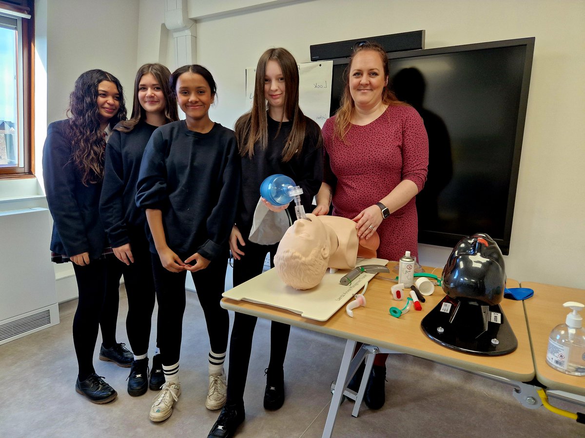 BucksHealthcare's tweet photo. Fantastic to welcome students from @BourneEndAcad to Stoke Mandeville for a clinical skills session as part of @BHSCA_ #InspirationWeek💡

A great insight into #alliedhealth #medicine and #nursing careers - we spotted some future #ODPs!
➡️ https://t.co/IFyFlAcQq3
#nhsjobs #healthycommunities #greatplacetowork