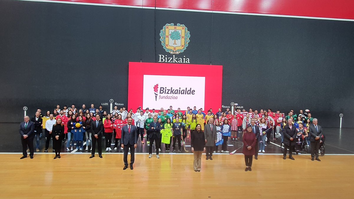 🆕 Bizkaialde Fundazioak bere urteroko 16. topaketa ospatu du gaur Bizkaia Frontoian, 21 enpresa, 31 klub eta 29 talde afiliatu bilduz.
🏅Bizkaiko kirolaren errepresentazio handi bat izan duen ekitaldia.