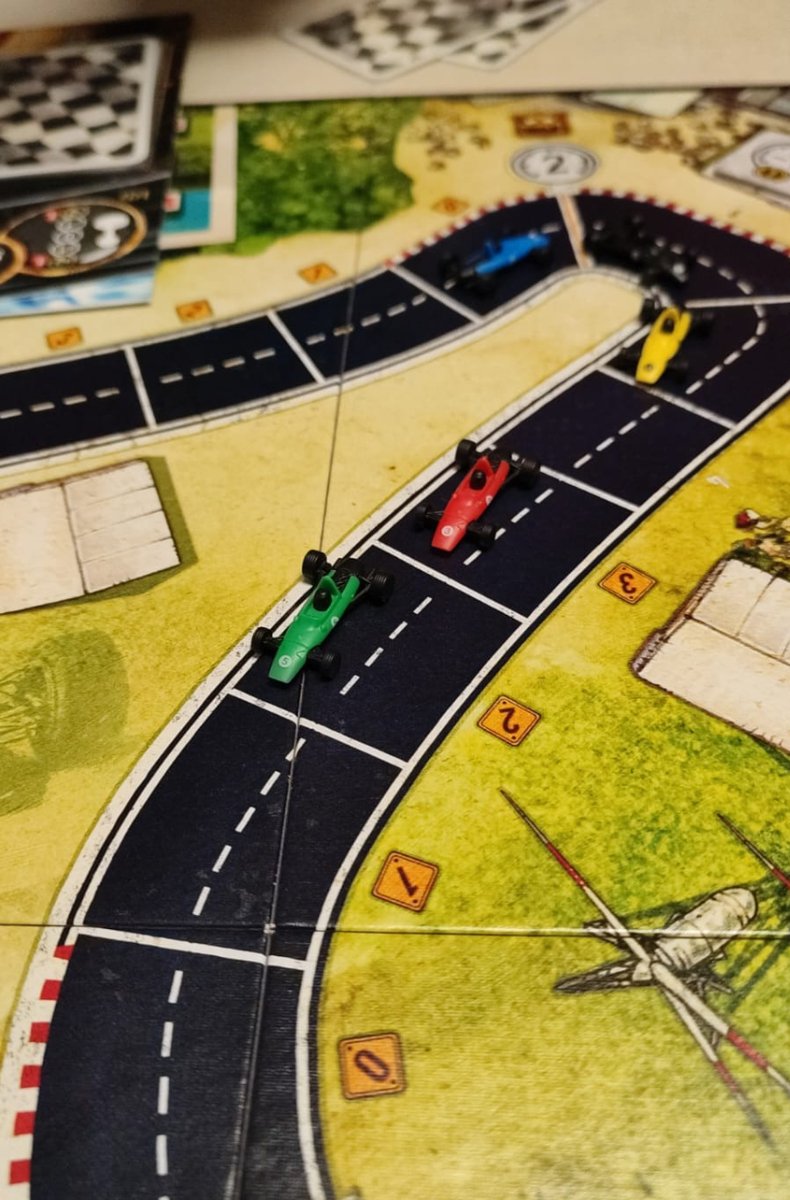 A boxes tria amb cura millores per al teu cotxe. A pista crema motor com si no hi hagués un demà, baixa marxes abans no et mengis la propera corba, surt preparat per accelerar i que no t’avancin aprofitant el rebuf. “Heat” un joc de gestió de mà amb el tema perfectament engranat.