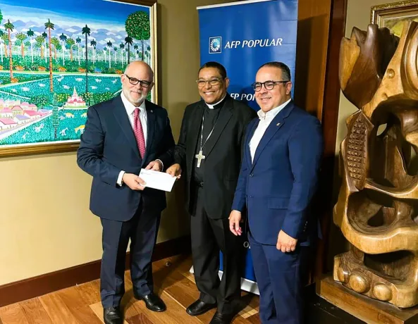 elnuevodiariord's tweet photo. 💰¡El Buen Pastor!✝️

La Administradora de Fondos de Pensiones Popular (#AFPPopular), realizó la entrega de un donativo de RD$2.5 millones a la Diócesis de #SJM para construir la casa sacerdotal “El Buen Pastor”, un hogar permanente para los adultos mayores miembros de la diócesis.

#ElNuevoDiarioRD #Nacionales