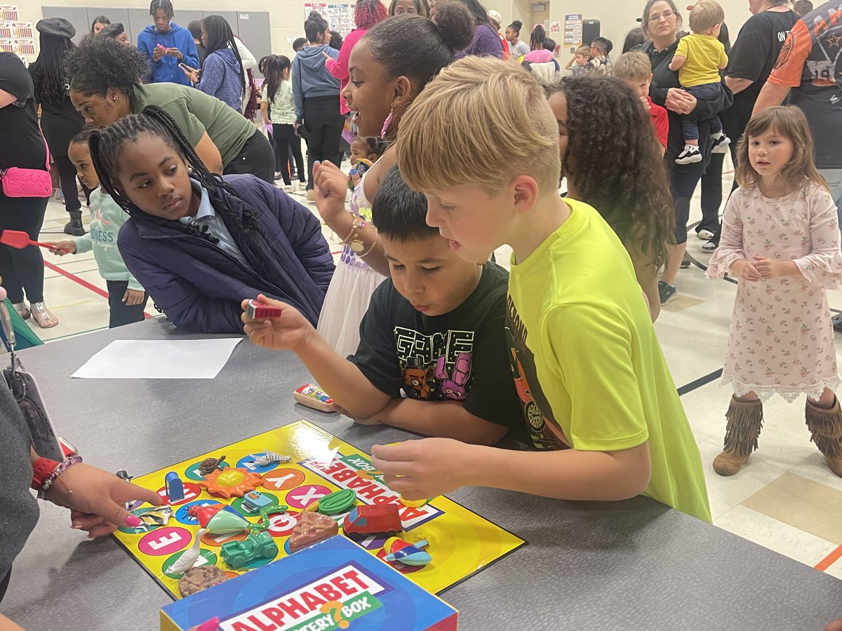 OfficialCISD's tweet image. 📖 Check out these snapshots from Walker Elementary Literacy Night last week for inspiration for family activities to do at home. Let&apos;s keep the love for reading alive! 📖 #CISDBelieves #CISDGrows