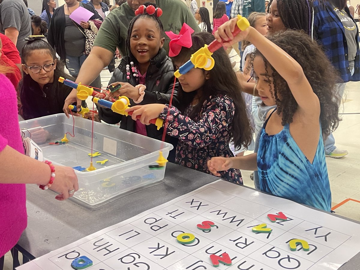 OfficialCISD's tweet image. 📖 Check out these snapshots from Walker Elementary Literacy Night last week for inspiration for family activities to do at home. Let&apos;s keep the love for reading alive! 📖 #CISDBelieves #CISDGrows