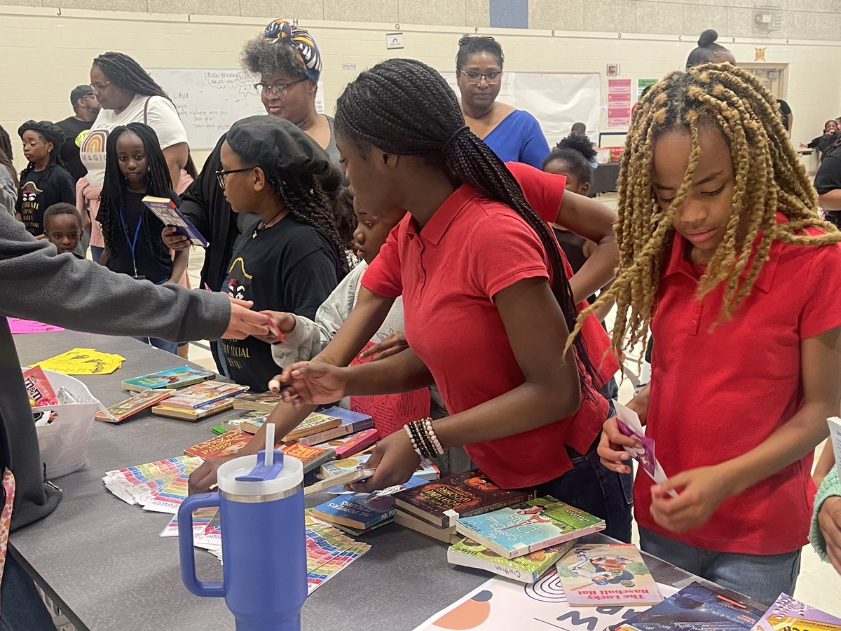 OfficialCISD's tweet image. 📖 Check out these snapshots from Walker Elementary Literacy Night last week for inspiration for family activities to do at home. Let&apos;s keep the love for reading alive! 📖 #CISDBelieves #CISDGrows