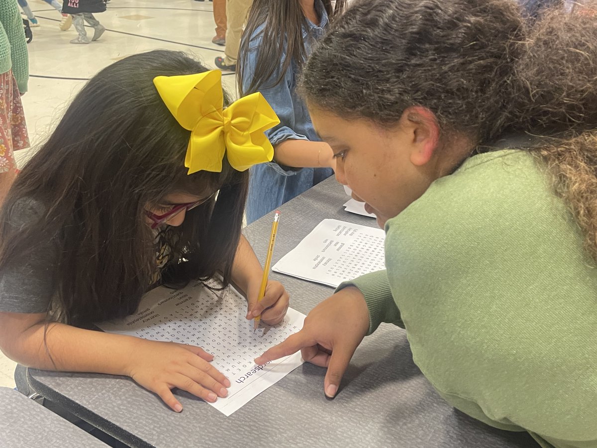 OfficialCISD's tweet image. 📖 Check out these snapshots from Walker Elementary Literacy Night last week for inspiration for family activities to do at home. Let&apos;s keep the love for reading alive! 📖 #CISDBelieves #CISDGrows