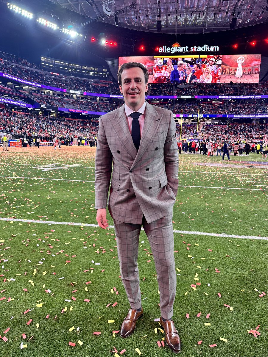 LWillson_82's tweet photo. And that’s a wrap! Thank you to everyone who tuned into @TSN_Sports to watch @JayOnSC @OverDrive1050 @SportsCentre this season! Hope you enjoyed it! https://t.co/BJzmbGL9Wo