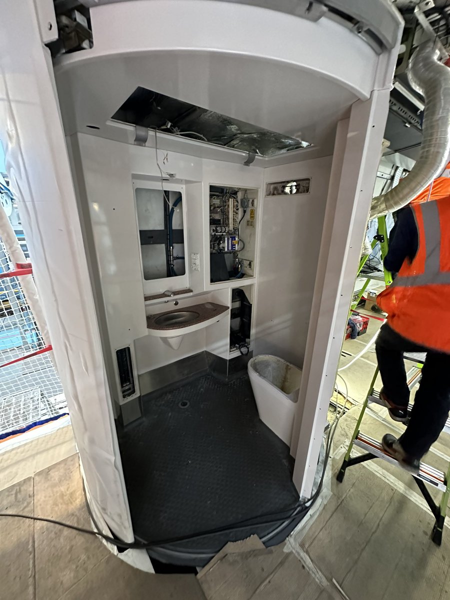 La Région Auvergne Rhône Alpes lance une vaste opération de rénovation des TER. Plus de 20 rames par an vont être rénovées. Un effort sans précédent. Comme j’ai pu le constater ce matin au technicentre SNCF à Nevers, le résultat va considérablement améliorer le confort des