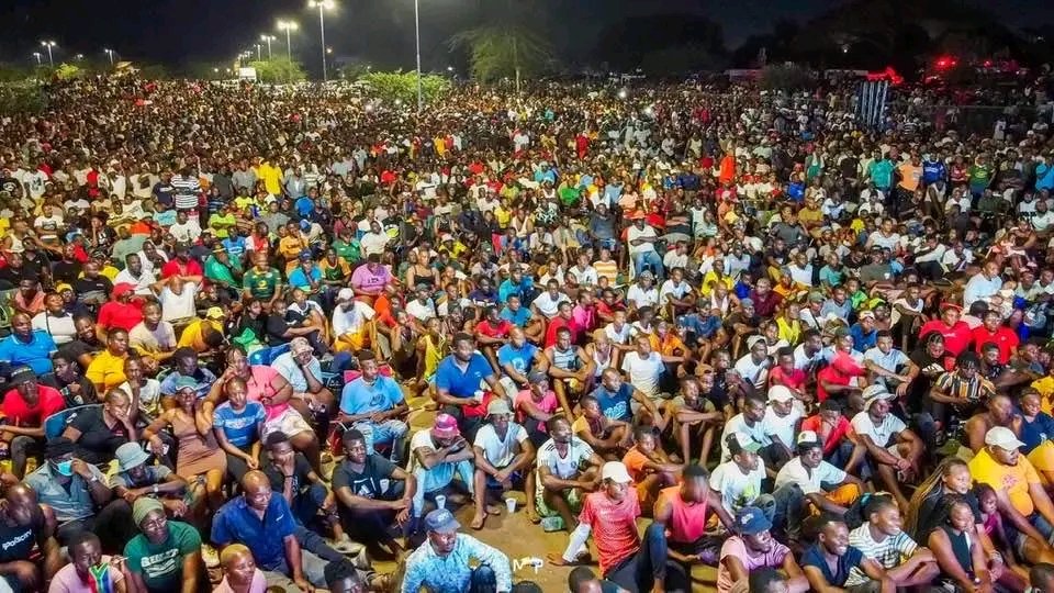 If Bafana Bafana were to do a parade for their 3rd place on AFCON, the first place they must visit is Thohoyandou in Venda. Those people love Football and sport in general. This is their Thavhani Mall during the SA/Nigeria game♥️🖤✌🏿♥️🖤