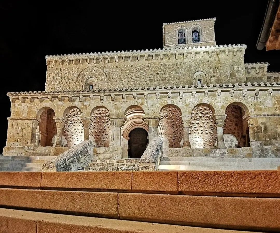 sorianitelaimag's tweet photo. ¿Sabías que esta podría la galería porticada más antigua de Castilla y quizás la primera?
En San Esteban de Gormaz nos espera la iglesia de San Miguel Arcángel con importante información en sus piedras.
📸 @chema_fanegas

#SanEstebanDeGormaz #SanMiguel #Romanico #Soria #Turismo https://t.co/lMbuuLkXSP